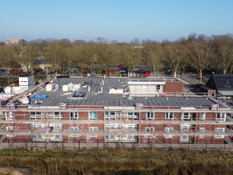 Aan de Scherpenzeelseweg in Goor hebben we bitumineuze dakbedekking aangebracht op een betonnen ondergrond.